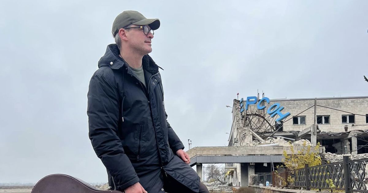 Арсен Мірзоян заспівав у центрі звільненого від окупантів Херсона та привітав місцевих мешканців
