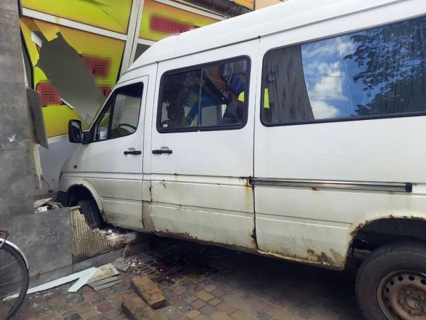 Водитель Mercedes Sprinter, 28-летний житель Днепра, во время парковки перепутал педали газа и тормозов.