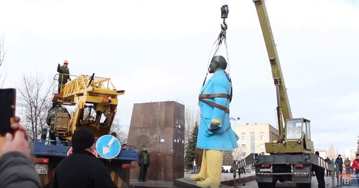 На Днепропетровщине повалили сине-желтого Ленина