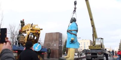 На Днепропетровщине повалили сине-желтого Ленина