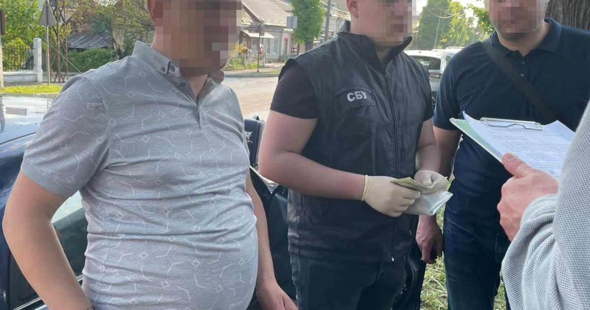 Во Львовской области задержали главного врача, который продавал мужчинам справки для выезда за границу