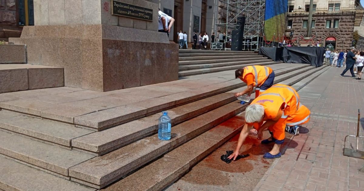 У Києві невідомий облив червоною фарбою сходи та постамент біля КМДА
