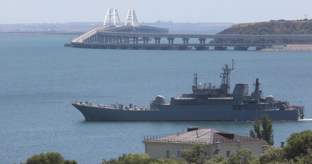 Незаконный Крымский мост