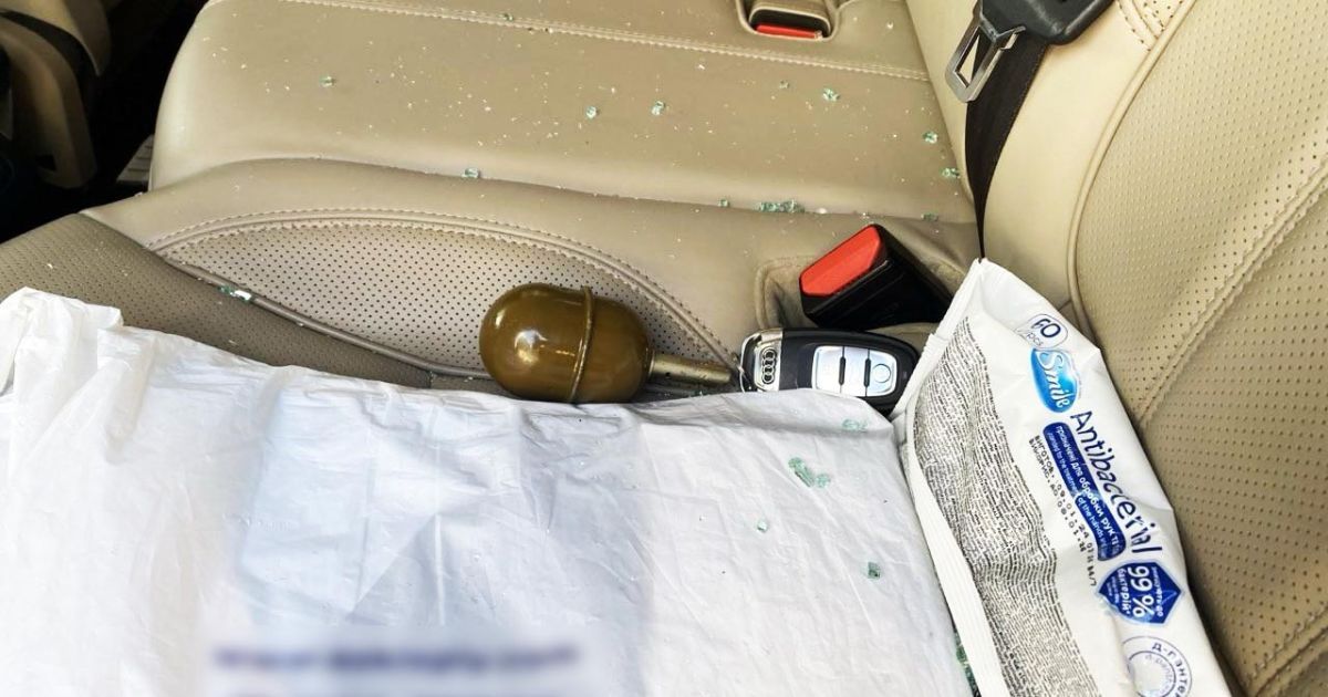 На Рівненщині чоловік розбив скло в елітній автівці підприємця та кинув гранату (фото)