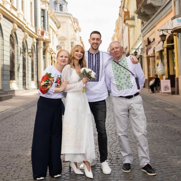 Ірина Сопонару з чоловіком та батьками / © instagram.com/irinasoponaru