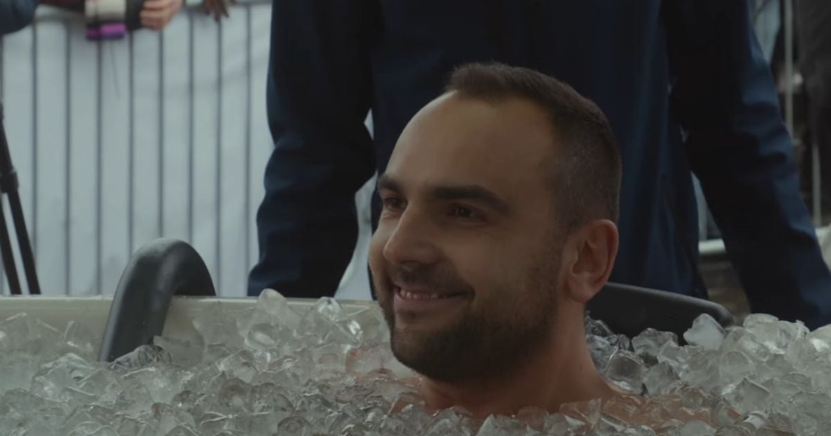 Мужчина в бассейне со льдом