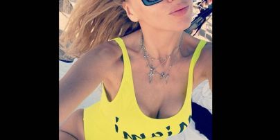 Блондинка в ярком купальнике: Оля Полякова показала фото из Майами