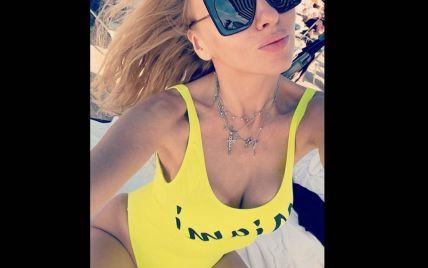 Блондинка в ярком купальнике: Оля Полякова показала фото из Майами
