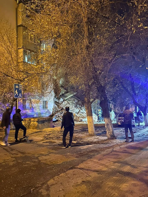 В российской Астрахани вечером 16 ноября упала часть пятиэтажки. Есть жертвы. 2