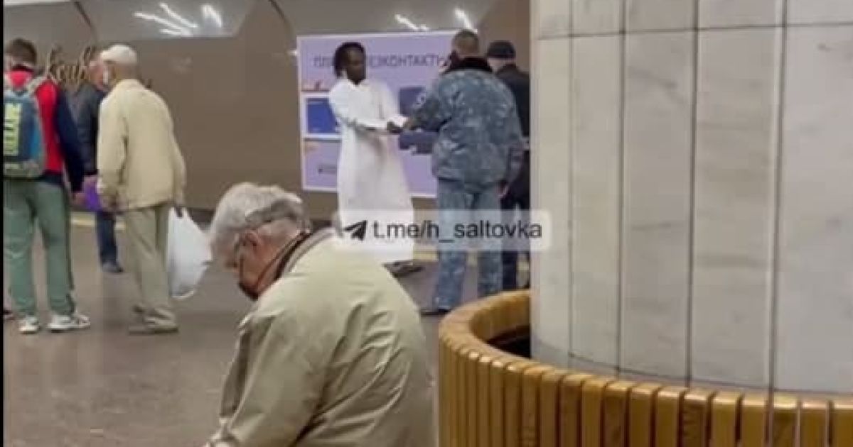 В Харкові хлопець кинувся під потяг (відео)