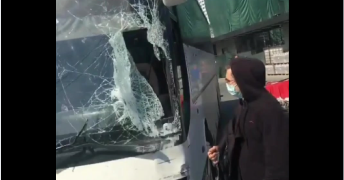 В Киеве на Демеевской площади столкнулись два автобуса: затруднено движение (видео)
