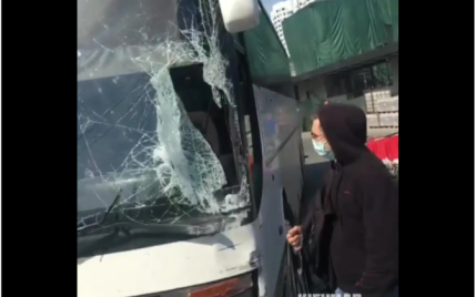 В Киеве на Демеевской площади столкнулись два автобуса: затруднено движение (видео)