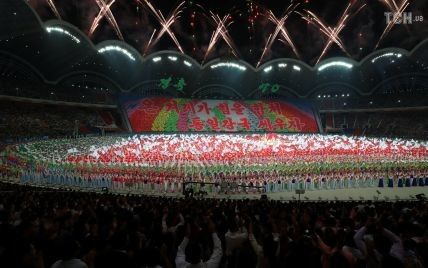 Славна країна: у КНДР влаштували грандіозне арт-шоу із тисячами учасників