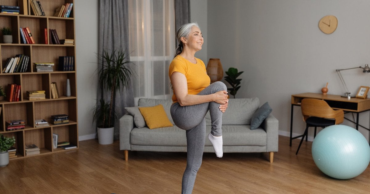 Женщина занимается фитнесом