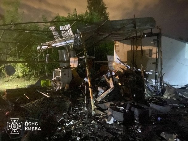 Огромная воронка и изуродованные автомобили: спасатели показали последствия атаки РФ на Киев