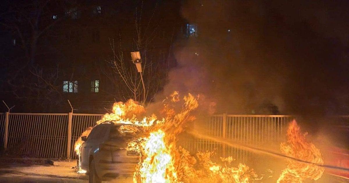 У Києві загорівся автомобіль