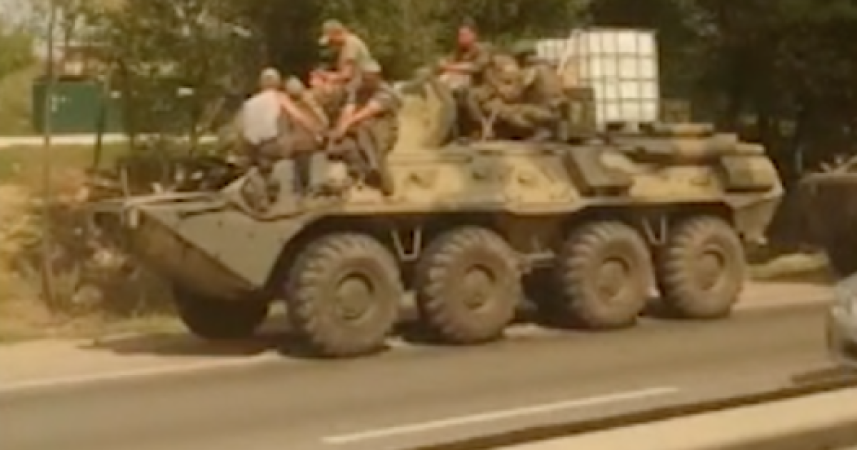 В Крыму перегоняют колонны военной техники. Фото: скриншот.