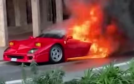 В Монако мужчина тушил охваченную пламенем Ferrari с балкона из шланга