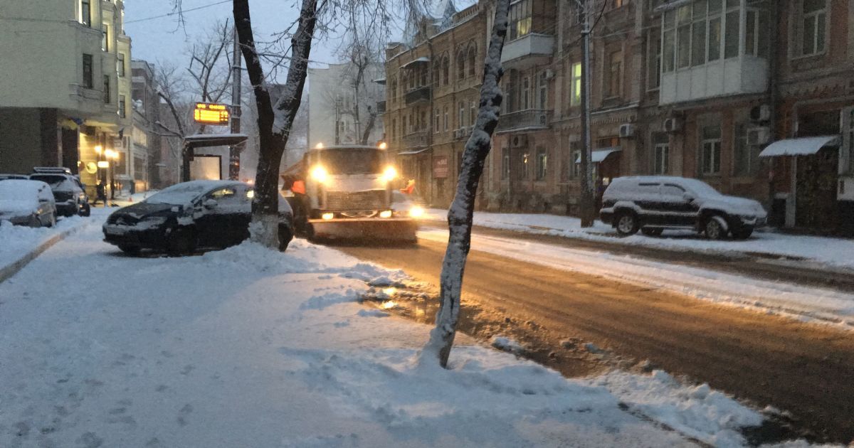 В Україні вирує потужний циклон: Київ зранку засипало снігом