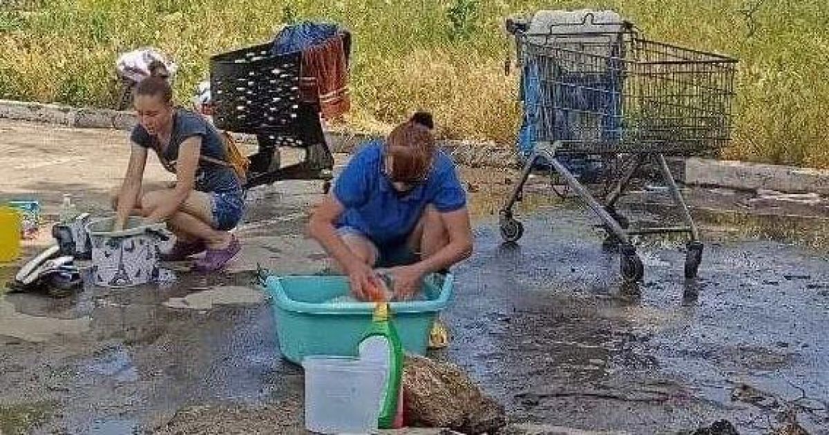 Мариупольцы стирают вещи в дождевой воде в воронках, образованных от авиабом, фото/Мариупольский городской совет