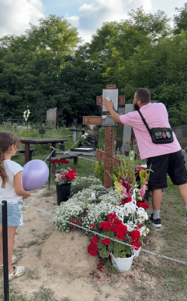 Артур Гаспарян «Джиґіт» та могила Михайла Клименка з гурту ADAM