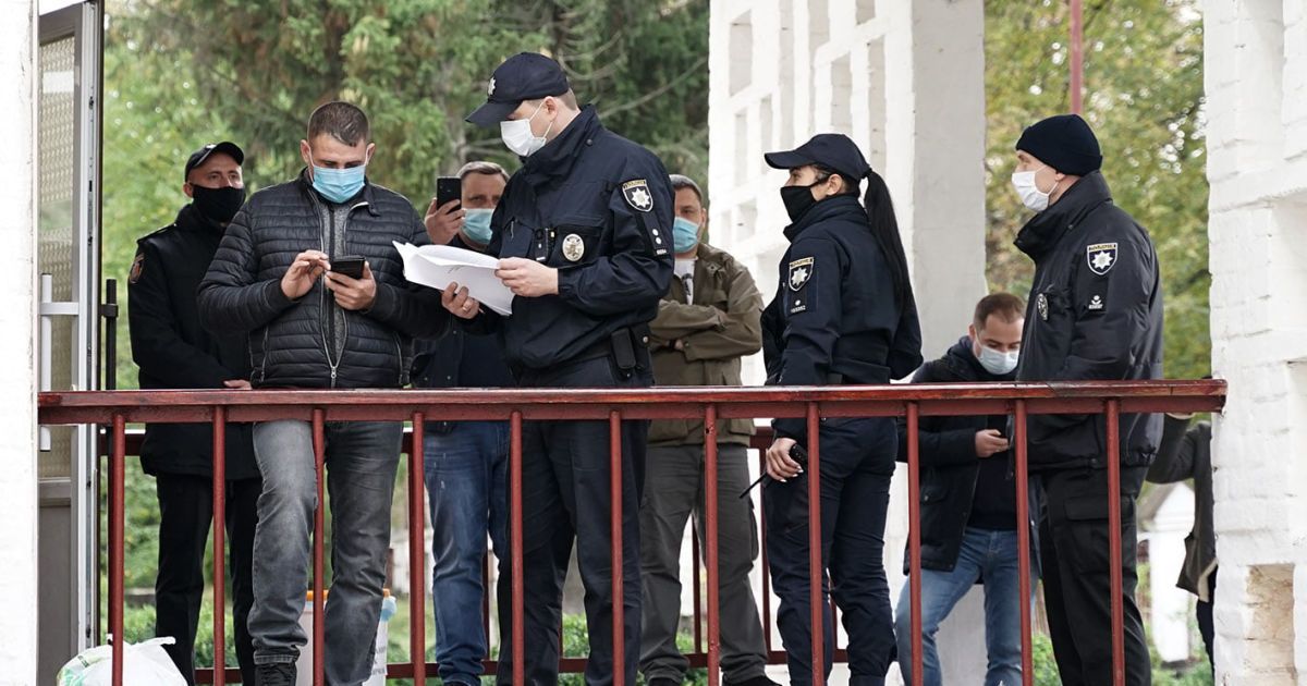 У Хмельницькому виборцям роздавали маски і ручки від одного з кандидатів