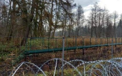 На белорусско-польской границе мигранты атакуют пограничников: видео