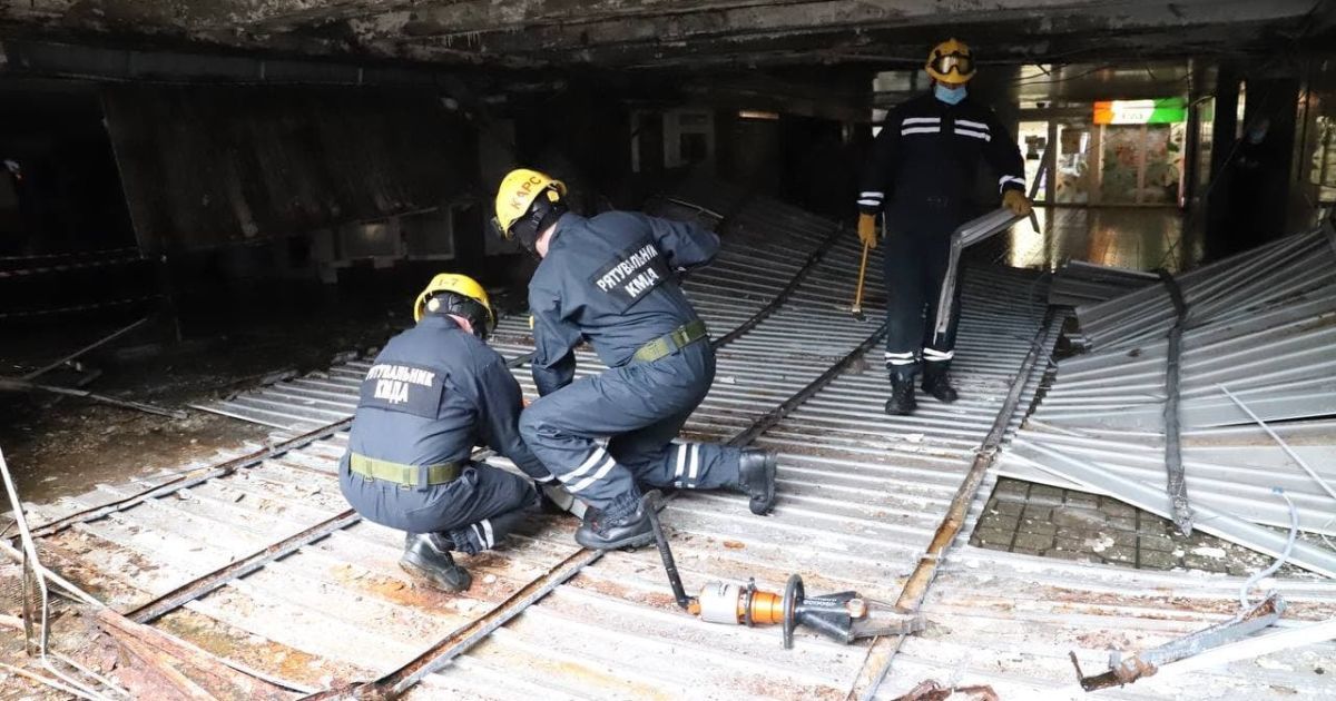 У переході на майдані Незалежності, де обвалилася стеля, працюють рятувальники