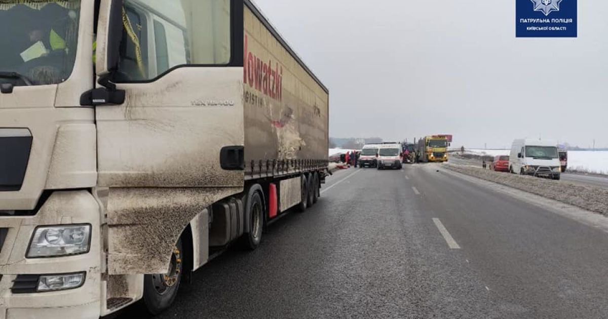 Під Києвом сталася автопригода за участю п’яти автівок, є загиблі та травмовані: фото, відео