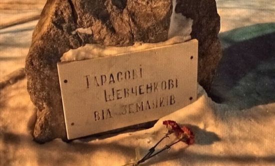 Ракетний удар по Дніпру: в Росії з’явилися стихійні меморіали (фото)