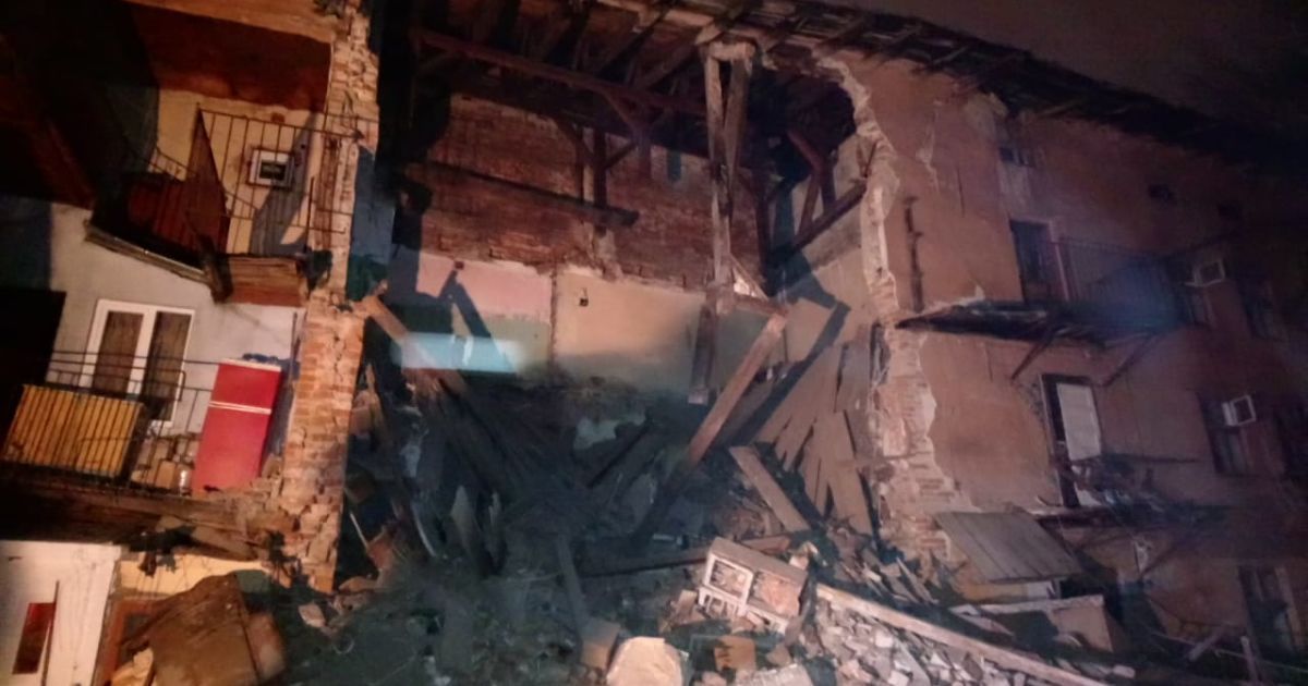 Во Львове в жилом доме с первого по третий этажи обрушилась стена