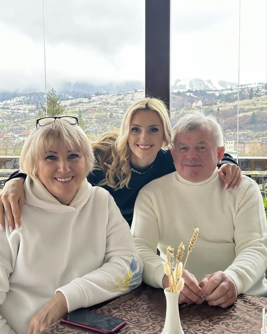 Ірина Федишин із батьками / © instagram.com/irynafedyshyn