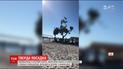 Американець у костюмі Санти під час благодійного стрибка з парашутом врізався у дерево