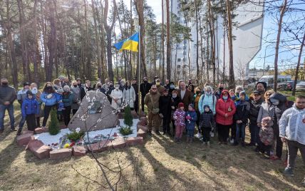 Спасти парк: киевляне отбили лес на Жмаченко, 20, у застройщика и установили памятный знак погибшему бойцу АТО
