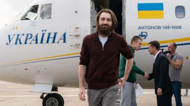 Українські полонені літять додому, звільнення полонених_1 / © Офіс президента України