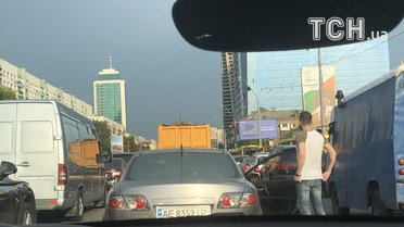 затор на проспекті Перемоги в Києві через репетицію параду_1 / © фото: Юлія Яценко