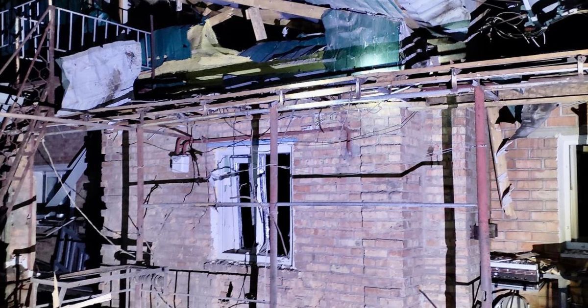 Війська РФ з важкої артилерії вдарили по Нікополю: жахливі кадри руйнувань