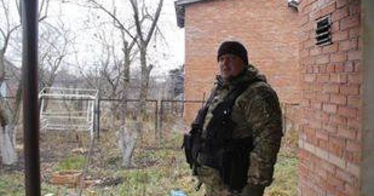 Пораненого бійця транспортують у військовий шпиталь в Дніпропетровську.