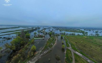 Затопило парк "Наталка" и Почтовую площадь: большая вода натворила беды в Киеве и области (фото, видео)