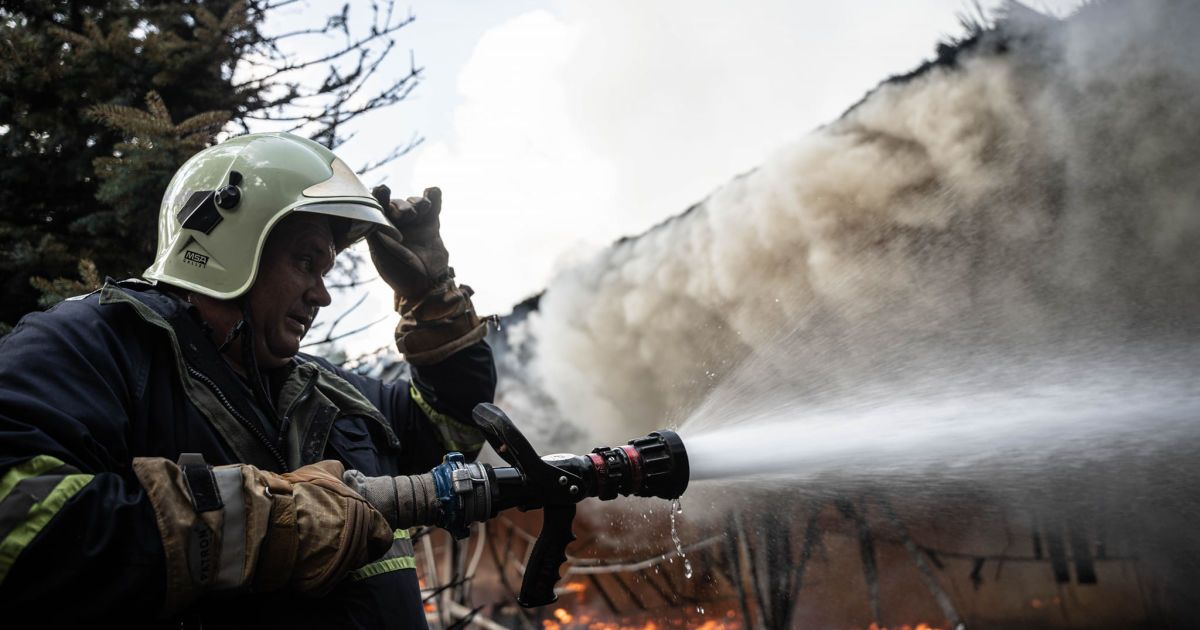 Рятувальники ліквідували пожежу на території заміського комплексу у Козині