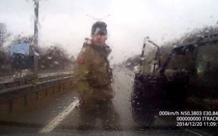 З'явилося відео, як люди у формі "Айдару" влаштували свавілля на шосе у Києві
