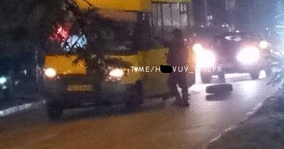 В Днепре у маршрутки на ходу отвалились сразу два колеса (фото, видео)