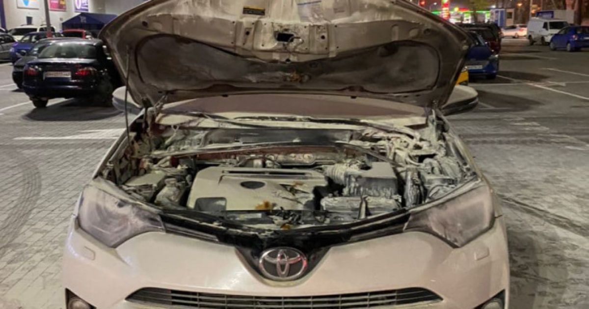 В Одессе прямо на парковке гипермаркета подожгли авто известного адвоката: появилось видео