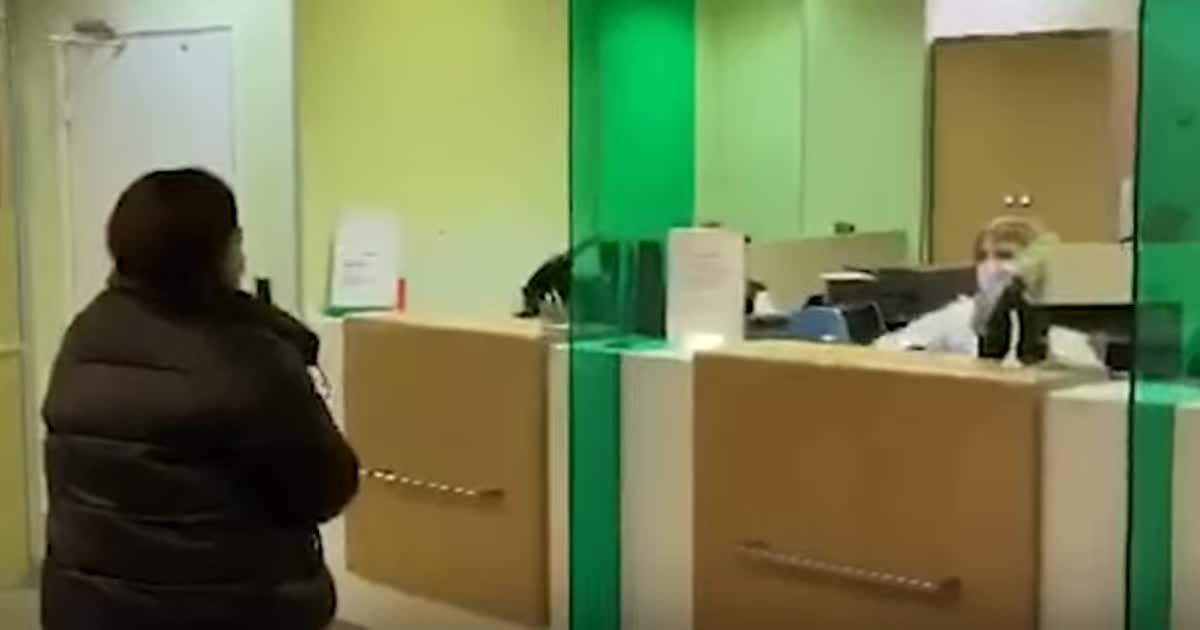 Карантин в Росії: працівниця банку відігнала клієнтку без маски і кинула в неї гроші