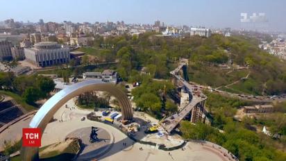 Части нового пешеходного моста объединили и разбили бутылку шампанского