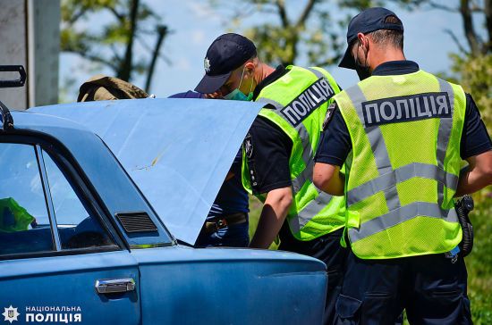 У Чернівцях молодик стріляв в автомобіль, у якому перебували троє дітей