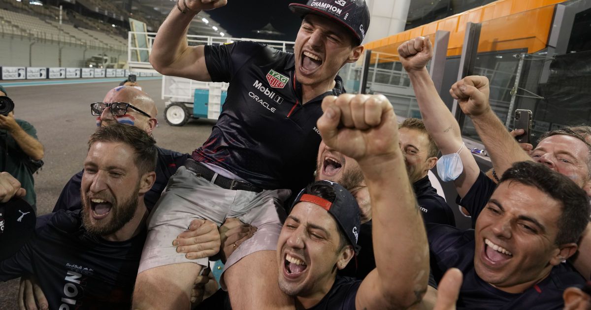 Голливудский финал сезона Формулы-1: как чемпион определился на последнем круге и со скандалом (видео)