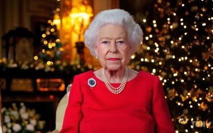 В красном платье и с особенной брошью: королева Елизавета II поздравила британцев с Рождеством