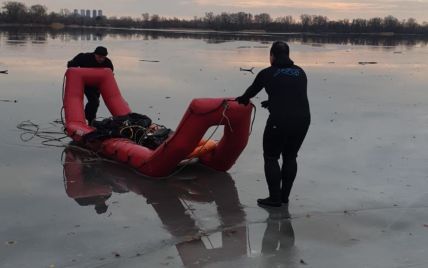 Труп лежав на глибині 11 метрів: у Києві чоловік провалився під лід на водоймі і загинув (фото)