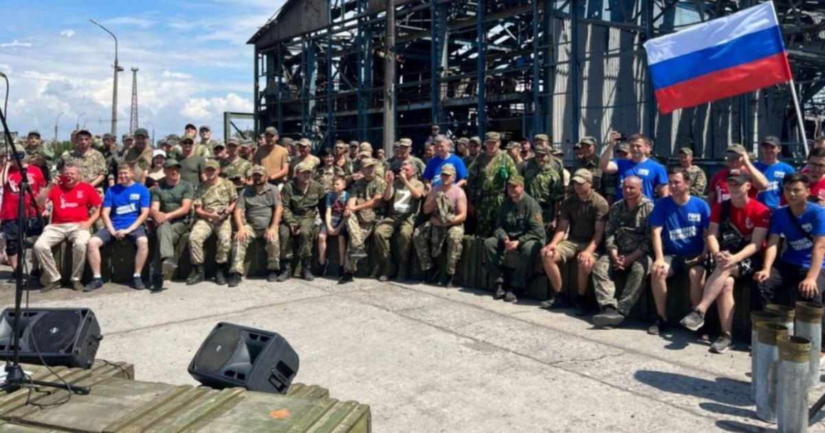 День цинизма в Мариуполе: оккупанты организовали концерт на разрушенной "Азовстали" и зажгли вечный огонь